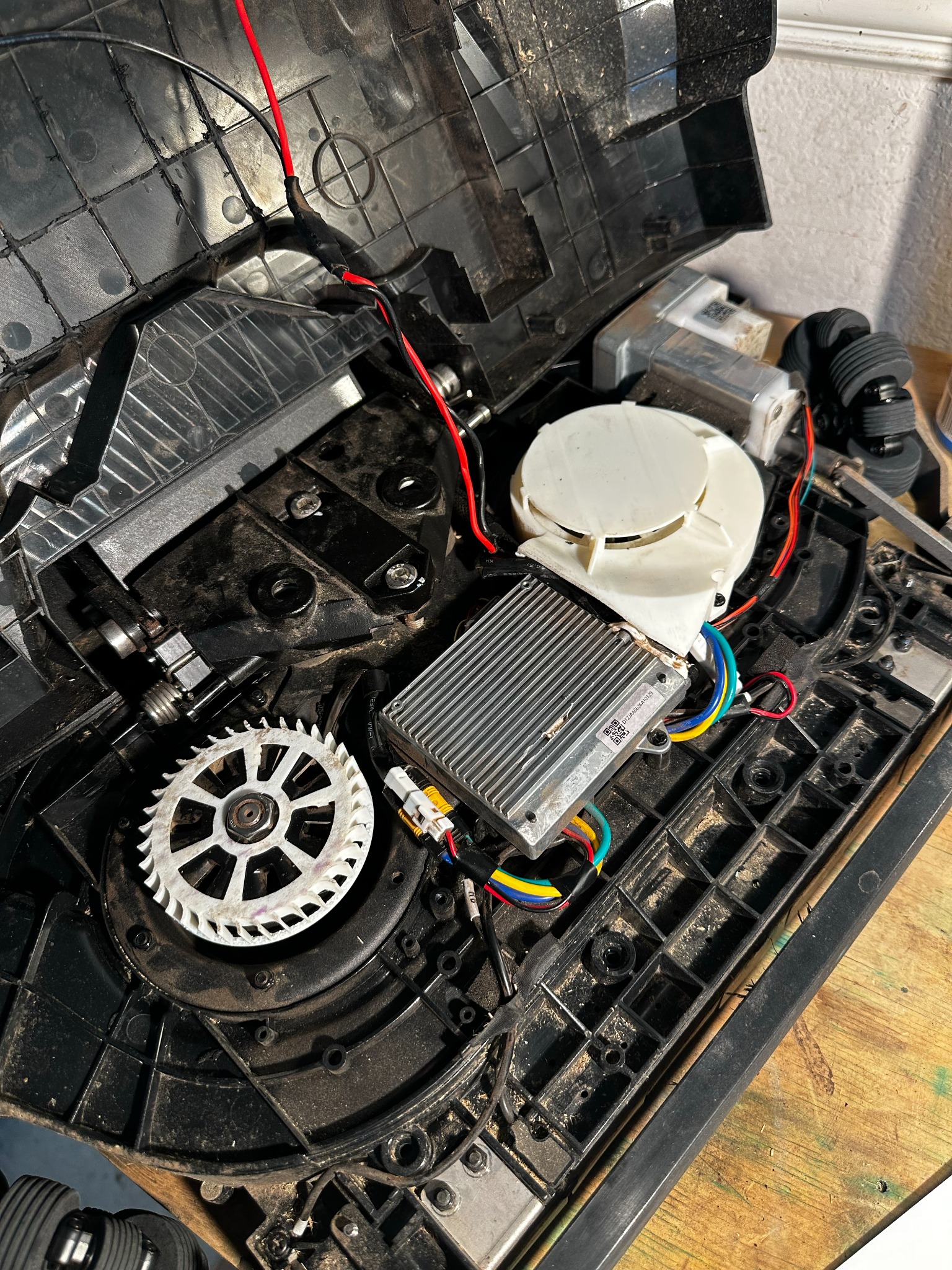 Lymow One Plus opened for installation of the 3D-printed motor cooling-fin kit